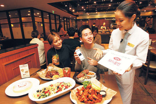 KT는 지난달 시행했던 올레멤버십 '다운·업·프리 이벤트'에 이어, 이달에는 이용자 참여와 호응이 좋았던 제휴 혜택을 중심으로 한 '다운·업·프리 앵콜 이벤트'를 진행한다고 6일 밝혔다. 특히 할인혜택으로는 오는 10일 빕스(VIPS) 50% 할인을 제공한다. 회사 모델이 '다운 업 프리 이벤트'에 따른 빕스 50% 할인 혜택을 알리고 있다.  KT 제공